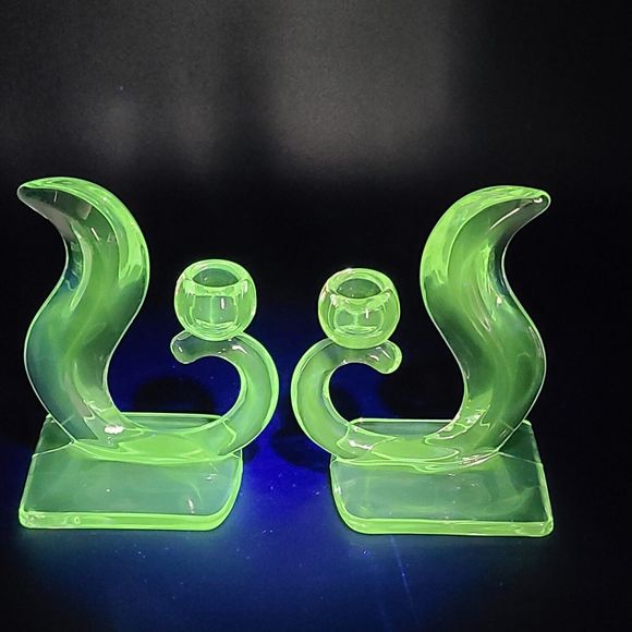Vintage New Martinsville Viking Glass Flame Candlestick Set - Picture 5 of 5